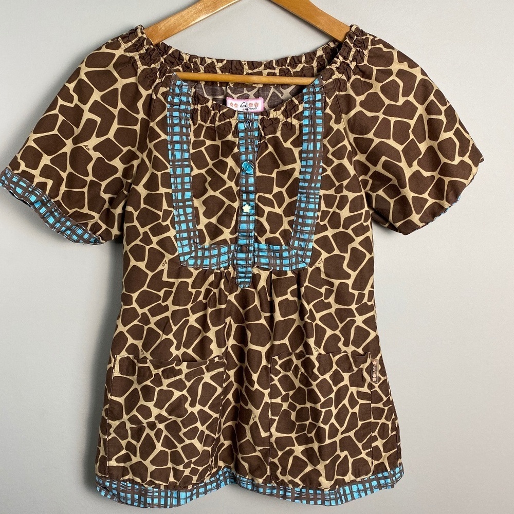 Koi Women's Brown Giraffe Print Elastic Neck‎ Pullover Scrub Top Size Small